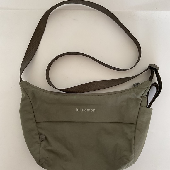lululemon crossbody bags for women Everywhere Bag 2L Wunder Puff The lightweight design and adjustable strap provide all Lululemon Sling Crossbody Bag Unisex